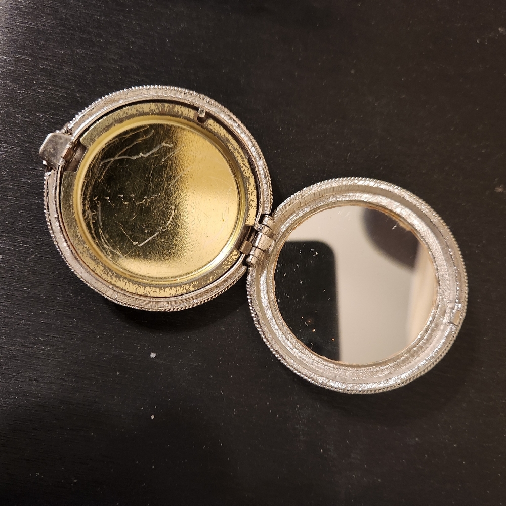 1970's Max Factor Makeup Compact - Picture 3 of 3